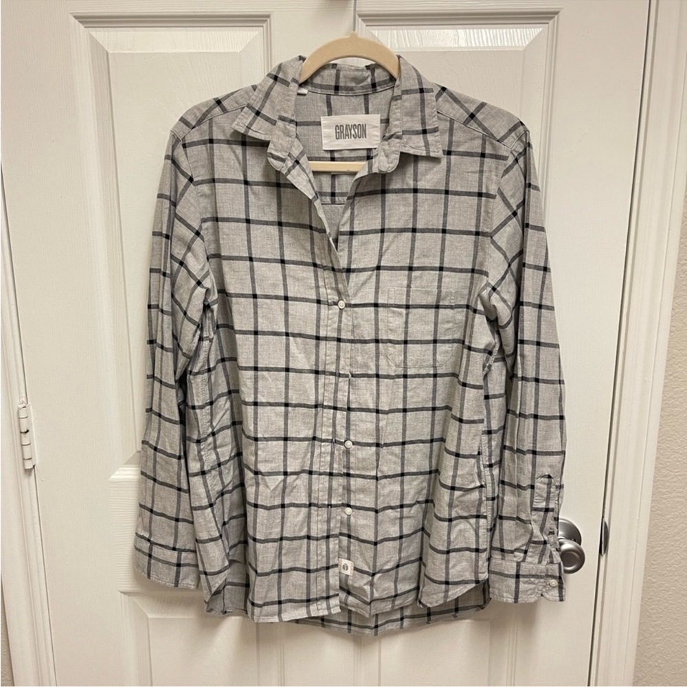 Grayson Women’s gray and Black Button Down Shirt. Sz Medium